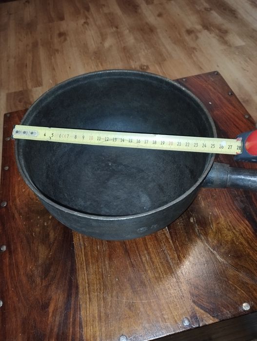 Stary, mega ciężki garnek żeliwny z okrągłym dnem