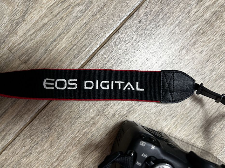 Продам фотоапарат Canon состояние как новое