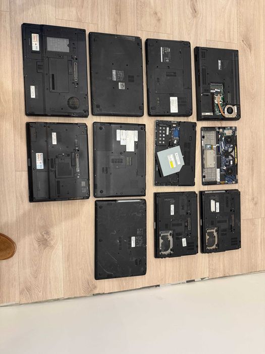 Stare laptopy 11 szt do naprawy (nie działające)