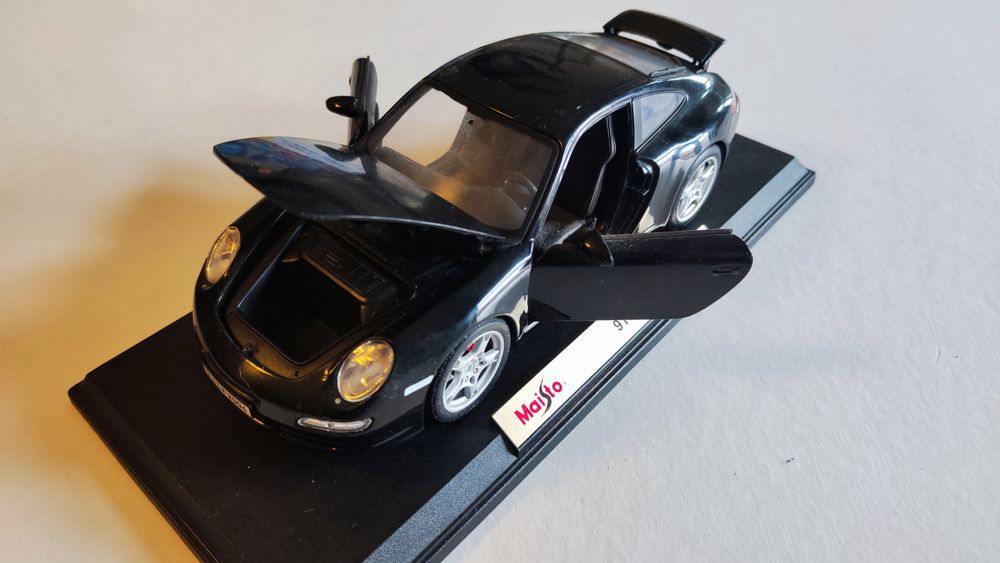 Maisto 1:18 Scale Porsche 911 Carrera S