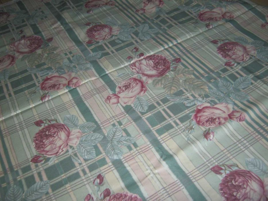 Materiał na obrus kwiaty srebrna nitka 136 / 236 cm