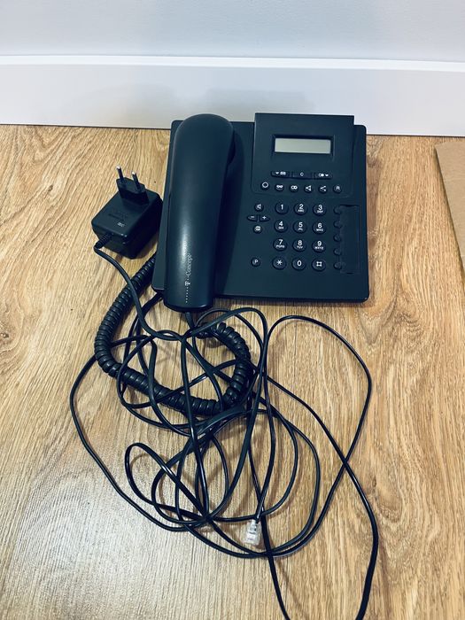 Telefon stacjonarny z okablowaniem pelnym