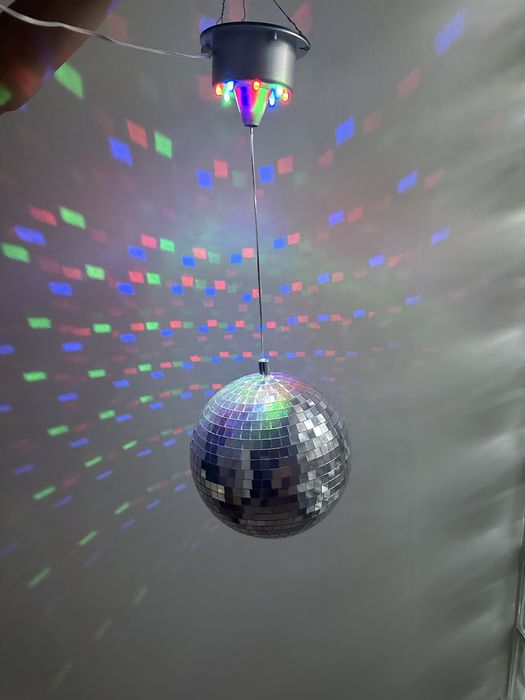 Lustrzana kula dyskotekowa z lampkami LED