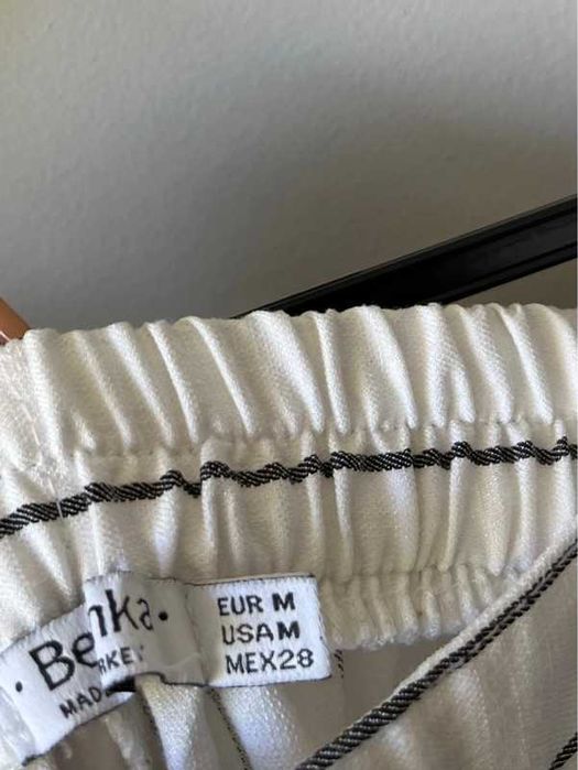 Białe eleganckie spodnie w paski Bershka 38 M chinosy garniturowe