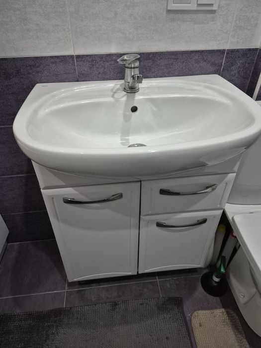 Продам в гарному стані  тумбу під умивальник разом з умивальником і кр