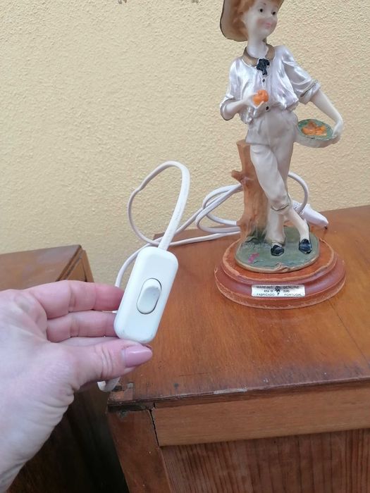 Candeeiro antigo de mesa em marfinite tulipa branca