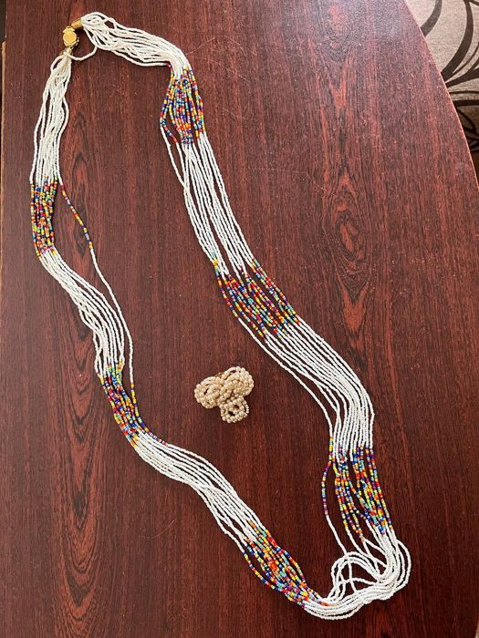 Намисто з бісеру та брошка