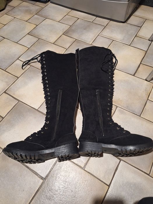 Czarne wysokie buty sznurowane