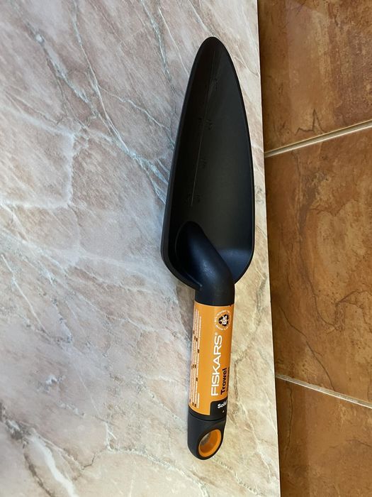 Садовий совок Fiskars Solid 1071899