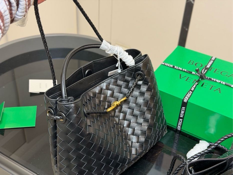 Жіноча сумка з натуральної шкіри Bottega Veneta Andiamo Bag Black