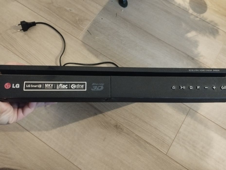 Kino domowe LG  3D Blu-ray

Moc zestawu: ok. 1000 W

Bluetooth

Obsług