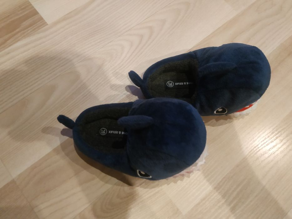 Kapcie dziecięce rekiny rozmiar 28 NOWE bardzo ciepłe