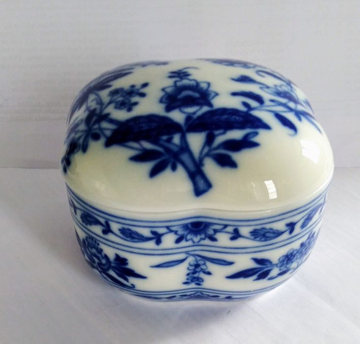 Caixa Vista Alegre Margão.
Como nova. 8 X 8 cm.