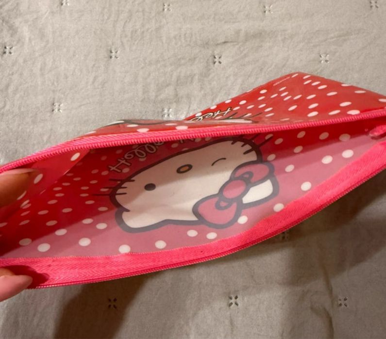 Czerwona kosmetyczka saszetka Hello Kitty Sanrio