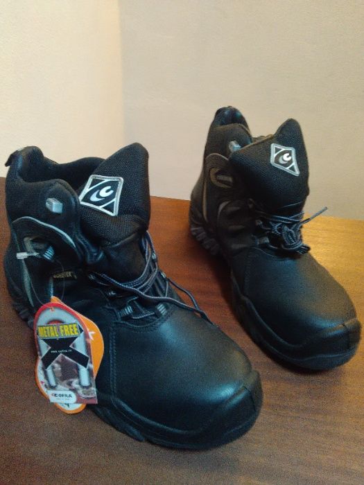 Botas Cofra com proteção de segurança não metálica novas.