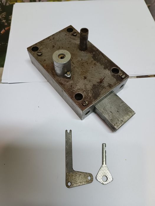 Замок гаражный накладной