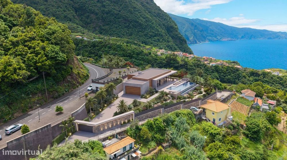 Terreno Exclusivo com 1.582 m² sobre o Mar | Ponta Delgada, Madeira