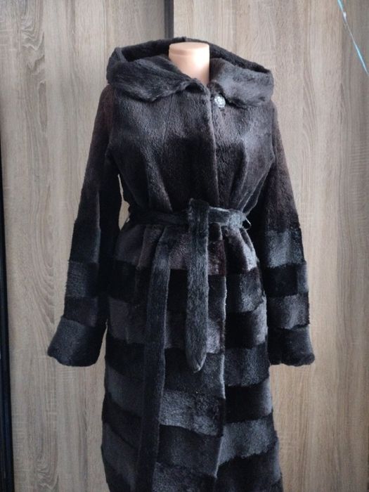 Шуба норкова чорного кольору з капюшоном