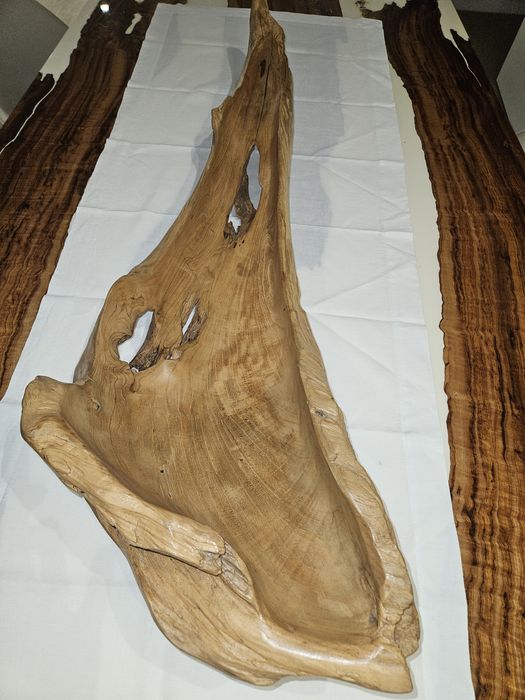 Peça decorativa em madeira natural ,esculpida à mão, dá para fruteira