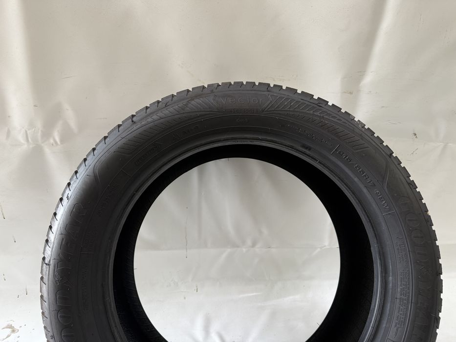 215/55/17 Goodyear Vector 4Seasons Gen-3 98W 2025R