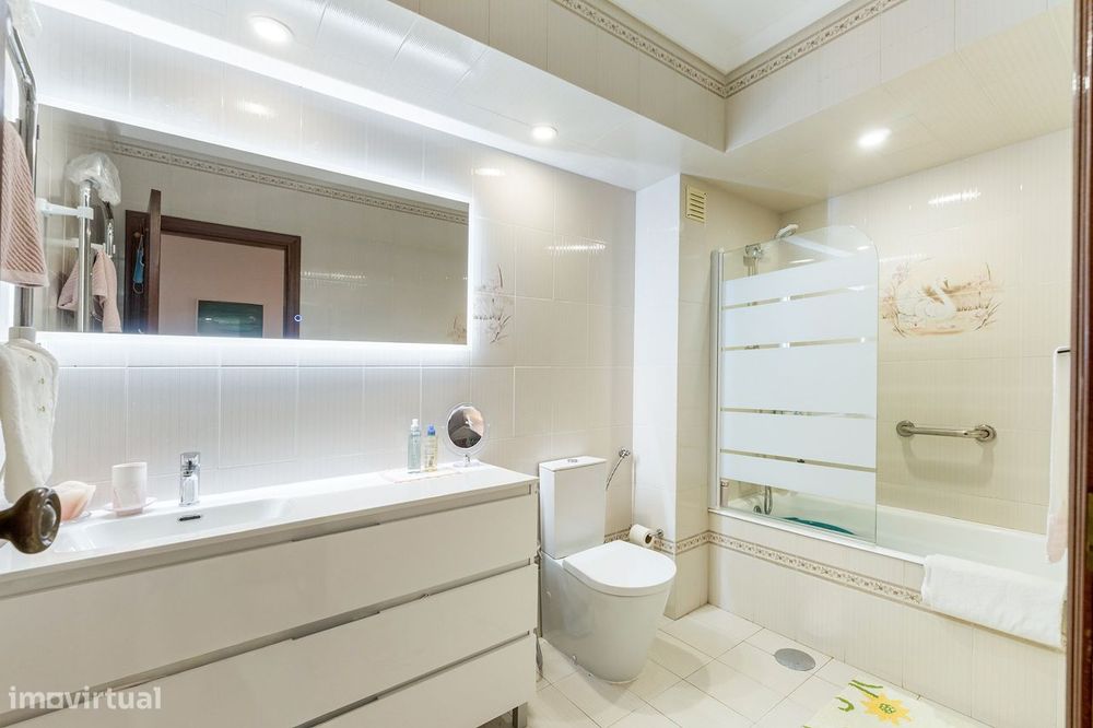 Apartamento T3 a 2 Minutos da Praia com Box Fechada e Churrasqueira em