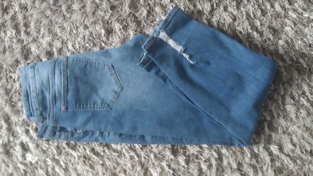 Jeansy dziury skiny Divided r.L