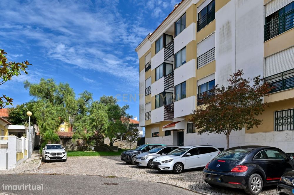 Apartamento T2 com garagem à venda no Arneiro freguesia de Carcavelos