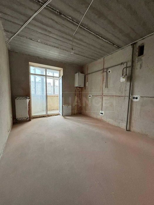 Простора 2-х.кімнатна квартира 71м2 з частковим ремонтом . біля Арсену