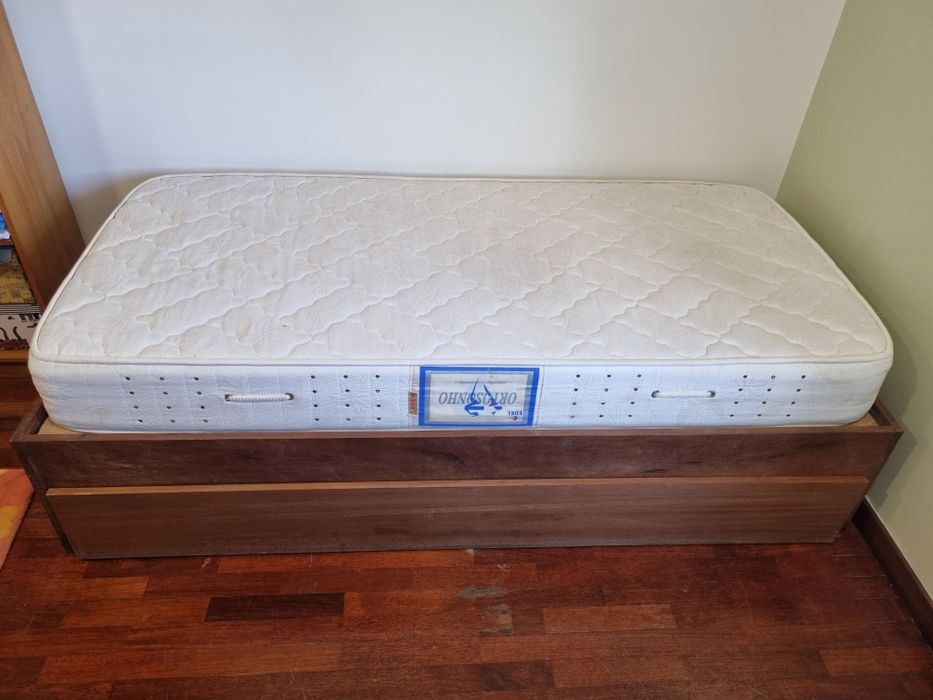 Cama dupla de gaveta em mogno