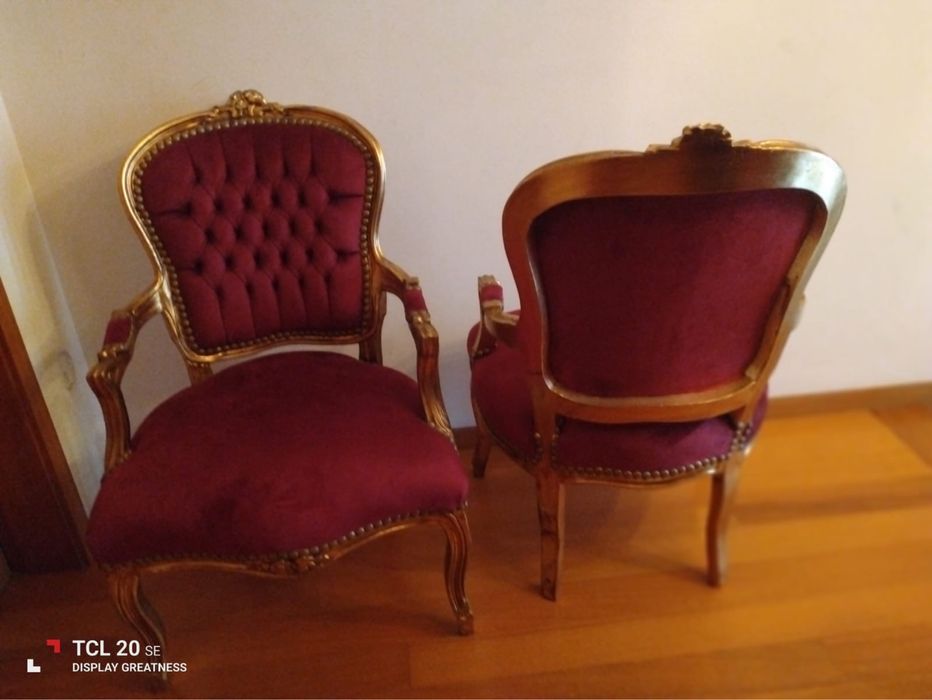 Belíssimo par de cadeirões em madeira