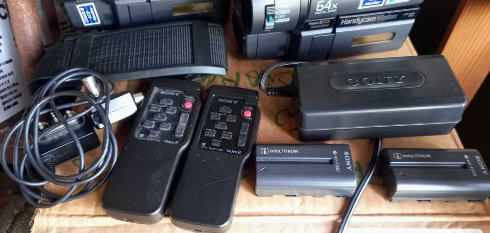 Pack 2x Câmaras Sony Handycam Vision Video 8 CCD-TRV25 NTSC (A Funcionar + Acessórios)