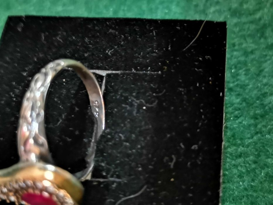 Maravilhoso anel em prata com brilhantes e uma raiz de ruby