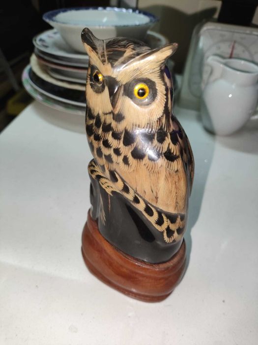 estatueta de coruja esculpida a mao em chifre vintage