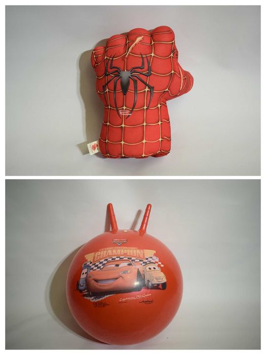 Wielka rękawica Spidermana oraz piłka do skakania