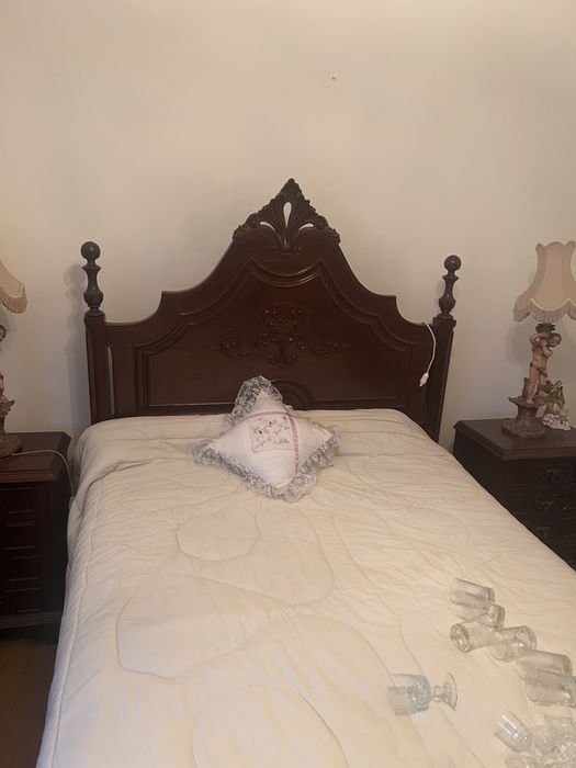 Mobilia antiga  madeira maciça com colchao e estrado