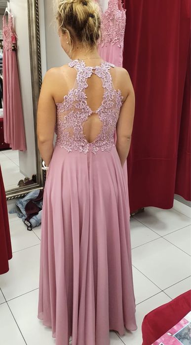 Długa różowa suknia