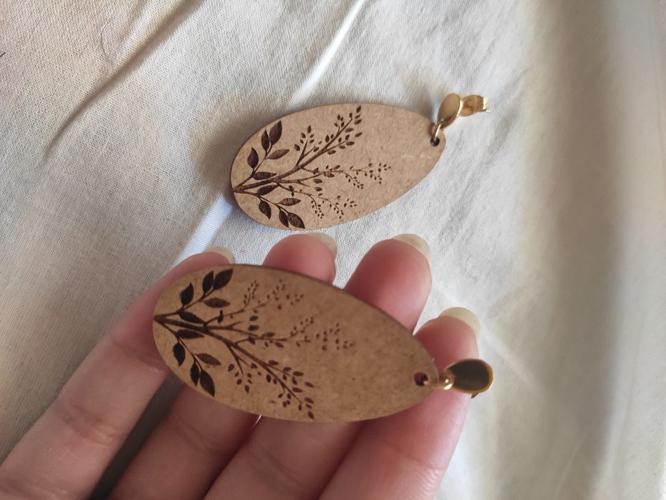 Brincos de madeira floral