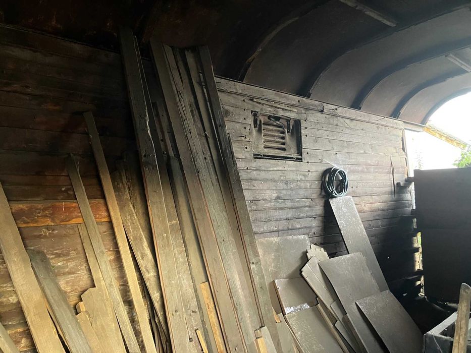 Метало/дерев'яний гараж з залізно-дорожнього вагона!