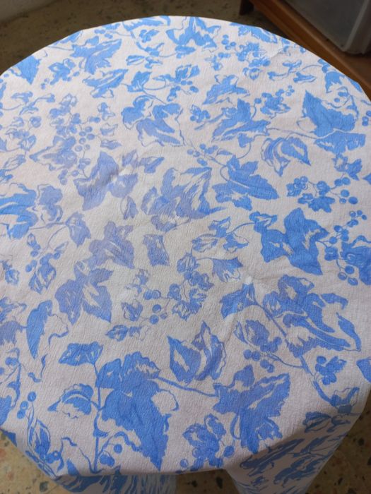 Toalha de mesa redonda azul e branca em poliamida