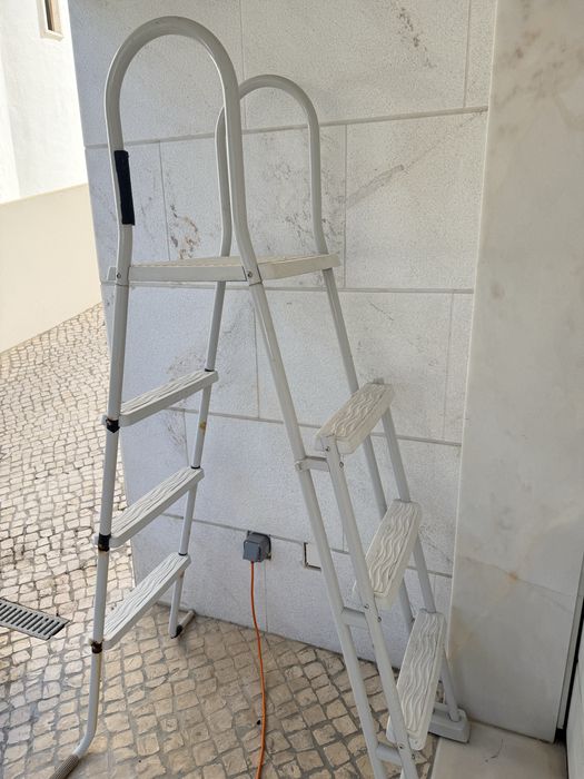 Escada piscina superficie