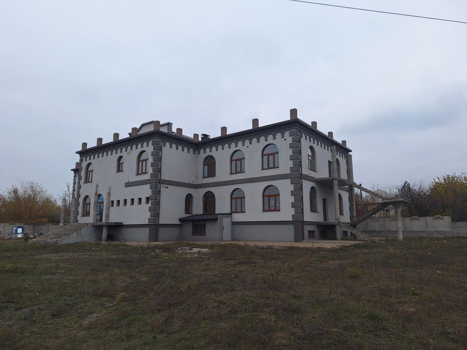 Окремо розташована будівля 1300 м² на виїзді до Дніпра