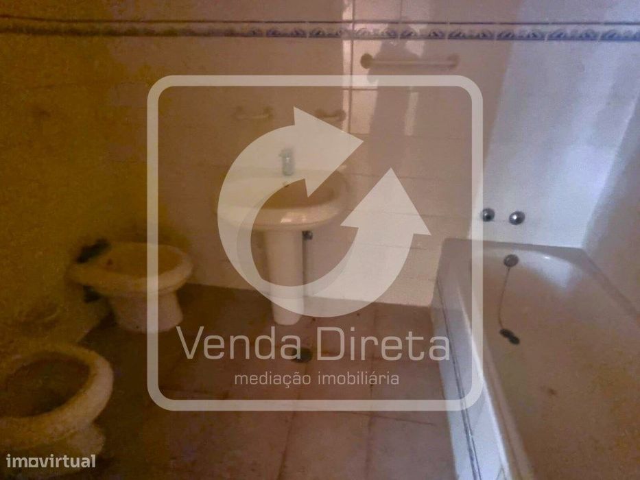 Prédio Urbano de Utilização Mista com Potencial Habitacional e Come...
