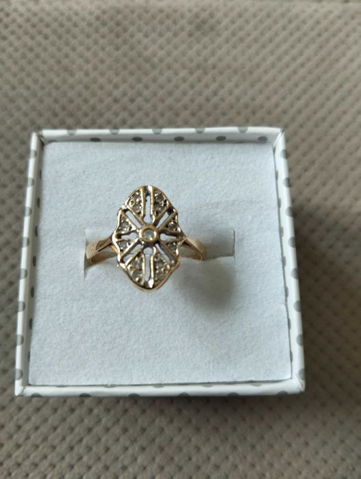 Śliczny złoty pierścionek z diamentami