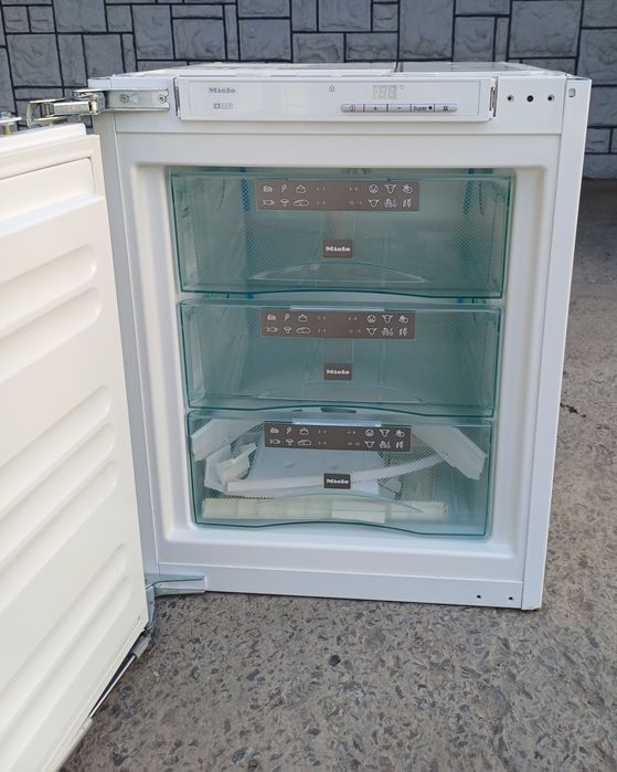 Вбудована морозильна камера висота 80 см Miele є кріплення