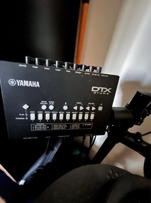 Bateria Eletrónica Yamaha DTX402K + Banco + Auscultadores Roland + Baquetas