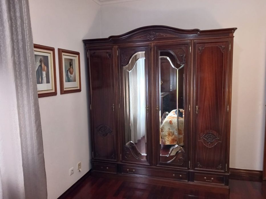 Roupeiro de madeira maciça com 4 portas