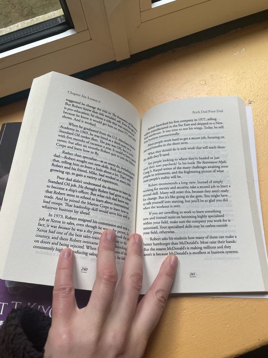 2 livros do robert kiyosaki pai rico pai pobre, IQ financeira - ler