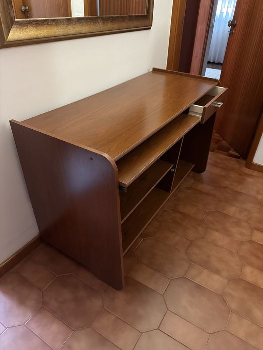 Secretária em otimo estado. A levantar pelo comprador.