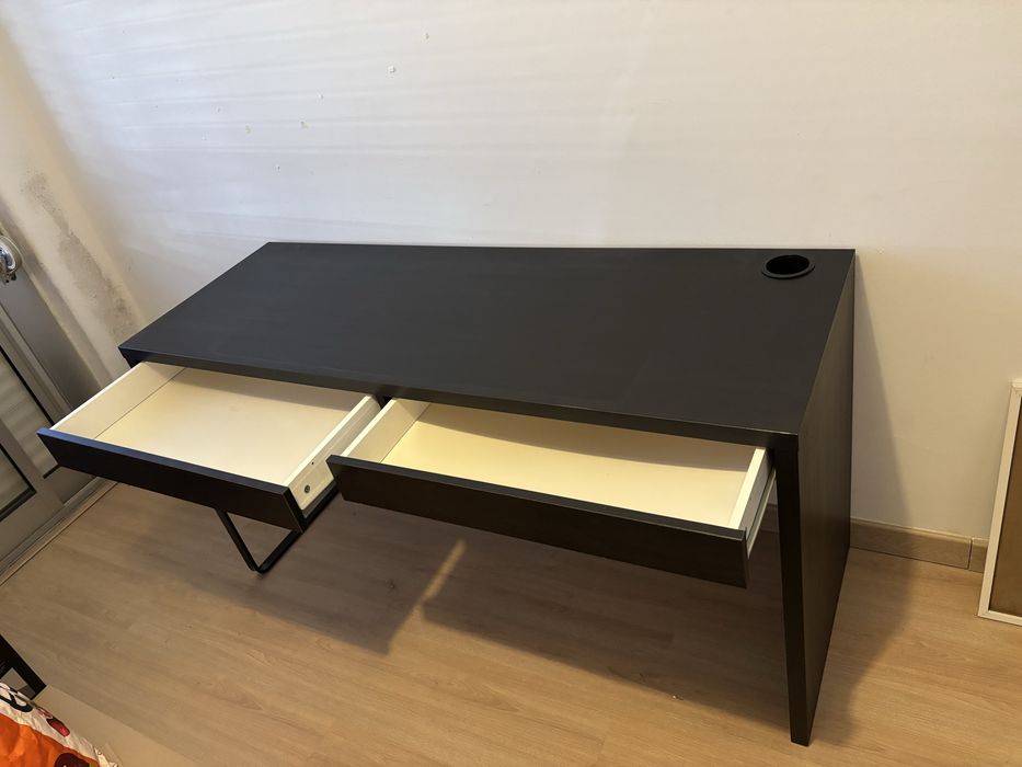 Secretária em preto IKEA