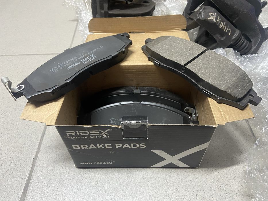 Pinças de travão Nissan D22 com suportes e oferta de pastilhas novas